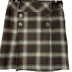 Plaid skirt with front buttons detail. Can be worn with or without a belt.